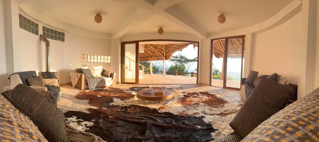 Round lounge of the flight house (debrief rotunda)